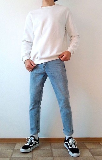 Модный лук: белый свитшот, голубые джинсы, черно-белые низкие кеды из плотной ткани, белые носки