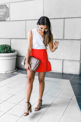 С чем носить красную мини-юбку: Белый топ без рукавов и красная мини-юбка — идеальный вариант для вечера в компании друзей. Коричневые кожаные босоножки на каблуке прекрасно впишутся в образ.