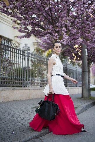 Модный лук: белый шелковый топ без рукавов, красные широкие брюки, черная кожаная большая сумка, черный кожаный ремень