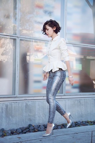 С чем носить темно-серые брюки в 30 лет женщине лето: Белый топ с баской и темно-серые брюки — замечательная формула для воплощения модного и простого образа. Вкупе с этим луком отлично выглядят серебряные кожаные туфли. Переносить изнуряющий летний зной в таком луке будет несомненно легче.