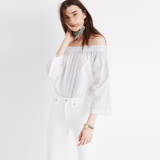 Модный лук: белый топ с открытыми плечами, белые джинсы скинни, мятная бандана