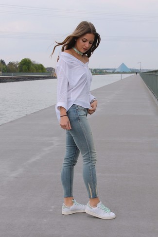 Как носить джинсы скинни с топом с открытыми плечами: Если в одежде ты ценишь комфорт и практичность, топ с открытыми плечами и джинсы скинни — классный вариант для привлекательного наряда на каждый день. В паре с этим ансамблем наиболее выигрышно выглядят белые кожаные низкие кеды.