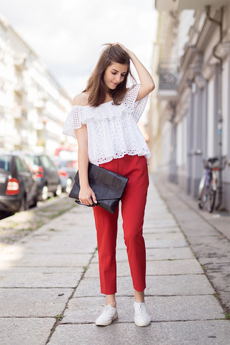 С чем носить красные узкие брюки в жару: Белый топ с открытыми плечами с люверсами и красные узкие брюки будет превосходной идеей для легкого образа на каждый день. Если ты любишь смелые решения в своих образах, дополни этот белыми кожаными оксфордами.