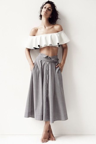 Модный лук: белый топ с открытыми плечами с рюшами, серая юбка-миди со складками