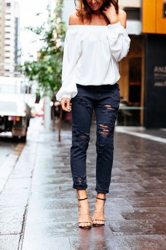 С чем носить темно-серые джинсы в 30 лет женщине в стиле кэжуал: Белый топ с открытыми плечами и темно-серые джинсы помогут составить несложный и комфортный образ для выходного в парке или похода по магазинам. Вкупе с этим нарядом гармонично будут смотреться черно-бежевые кожаные босоножки на каблуке.