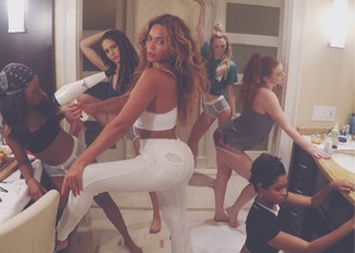 Как Beyonce носит Белый укороченный топ, Белые рваные джинсы скинни