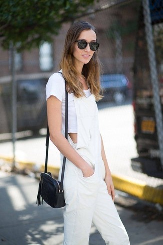 С чем носить белые комбинезон: Белый укороченный топ и белые штаны-комбинезон — прекрасное решение для девушек, которые всегда в движении.