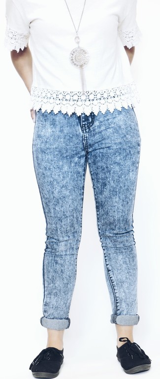 Какие джинсы скинни носить с белым укороченным топом в 30 лет в жару: Тандем белого укороченного топа и джинсов скинни поможет выглядеть по моде, но при этом выразить твой индивидуальный стиль. В сочетании с черными плимсоллами весь образ смотрится очень динамично.