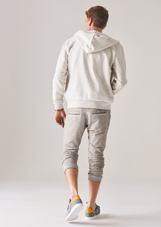 Модный лук: белый худи, бежевые спортивные штаны, серые низкие кеды