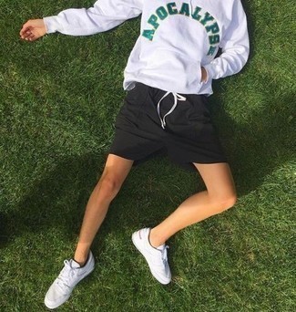 Модный мужской лук: белый худи с принтом, черные шорты, белые кожаные низкие кеды