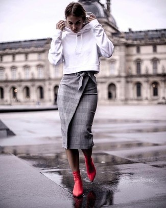 С чем носить темно-серую юбку-карандаш в 20 лет: Белый худи и темно-серая юбка-карандаш — прекрасный вариант, если ты ищешь простой, но в то же время модный образ. Красные кожаные ботильоны — отличный вариант, чтобы закончить образ.