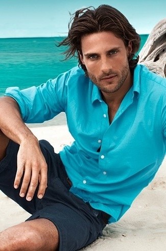С чем носить темно-синие шорты мужчине: Бирюзовая рубашка с длинным рукавом и темно-синие шорты — необходимые элементы в гардеробе джентльменов с превосходным чувством стиля.
