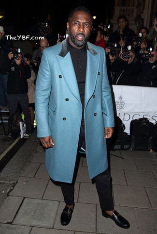 Как Idris Elba носит Бирюзовое длинное пальто, Черная футболка-поло, Черные классические брюки, Черные кожаные лоферы