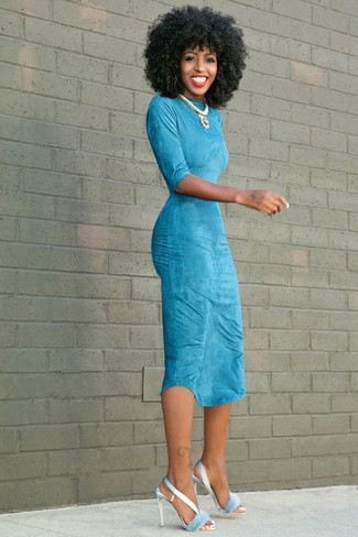 С чем носить голубое облегающее платье в жару: Голубое облегающее платье — отличный выбор, если ты хочешь создать раскованный, но в то же время модный лук. В паре с этим образом великолепно выглядят голубые сатиновые босоножки на каблуке.