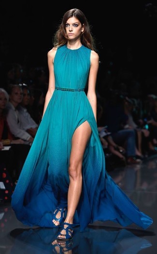 С чем носить синюю обувь: Бирюзовое омбре вечернее платье — прекрасный пример изысканного стиля. Вкупе с этим образом выигрышно выглядят синие кожаные босоножки на каблуке.