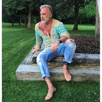 С чем носить кардиган за 50 лет мужчине в теплую погоду в спортивном стиле: Сочетание кардигана и голубых рваных джинсов - очень практично, и поэтому идеально для воплощения интересного повседневного стиля.