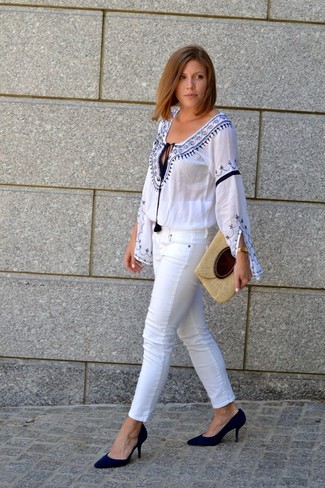 С чем носить замшевые туфли: Бело-синяя блуза-крестьянка с вышивкой и белые джинсы скинни — обязательные вещи в арсенале дамского пола с хорошим чувством стиля. Вкупе с этим нарядом чудесно смотрятся замшевые туфли.