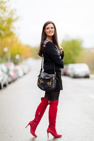 С чем носить красные ботинки в 20 лет женщине: Если ты ценишь комфорт и функциональность, черная блуза-крестьянка с принтом и черная замшевая мини-юбка — великолепный выбор для модного образа на каждый день. Красные ботинки помогут сделать образ не таким официальным.