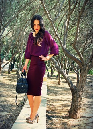С чем носить темно-пурпурную юбку-карандаш в 30 лет: Пурпурная блуза-крестьянка и темно-пурпурная юбка-карандаш — беспроигрышный вариант, если ты хочешь составить расслабленный, но в то же время модный образ. Идеально здесь будут смотреться коричневые кожаные туфли со змеиным рисунком.