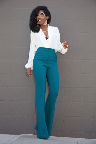 С чем носить темно-бирюзовые брюки женщине: Если не знаешь, что надеть на первое свидание, белая блуза на пуговицах и темно-бирюзовые брюки — хороший вариант.