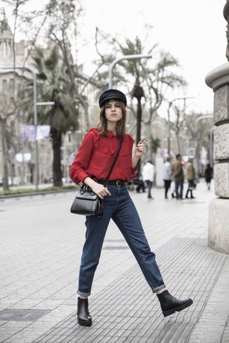 С чем носить красную блузку в стиле смарт-кэжуал: Красная блузка и темно-синие джинсы-бойфренды — неотъемлемые составляющие в гардеробе дам с превосходным вкусом в одежде. Пара черных кожаных ботинок челси свяжет лук воедино.