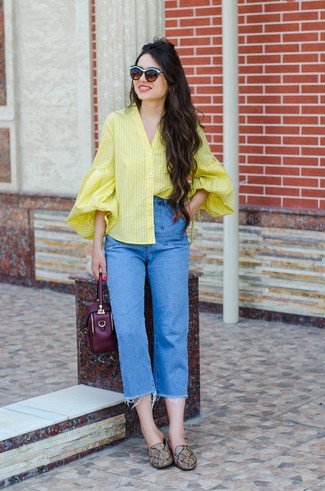 Модный лук: желтая блуза на пуговицах в вертикальную полоску, синие джинсы, коричневые кожаные лоферы со змеиным рисунком, темно-пурпурная кожаная сумочка