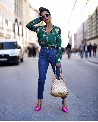 С чем носить синие джинсы женщине: Темно-зеленая блуза на пуговицах с цветочным принтом и синие джинсы прочно закрепились в гардеробе многих дам, помогая создавать запоминающиеся и практичные луки. Не прочь сделать наряд немного утонченней? Тогда в качестве обуви к этому образу, стоит обратить внимание на ярко-розовые сатиновые сабо.