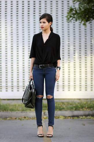С чем носить темно-синие рваные джинсы скинни в 30 лет лето в стиле смарт-кэжуал: Черная блуза на пуговицах и темно-синие рваные джинсы скинни — неотъемлемые вещи в арсенале женского пола с чувством стиля. В качестве дополнения к луку здесь просятся черные кожаные босоножки на каблуке. Справляться с июльской жарой значительно легче, когда на тебе подобное сочетание одежды.