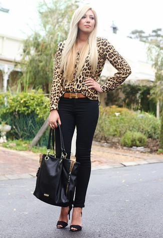 Модный лук: светло-коричневая блуза на пуговицах с леопардовым принтом, черные джинсы скинни, черные замшевые босоножки на каблуке, черная кожаная большая сумка