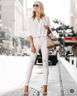 С чем носить белые рваные джинсы скинни: Несмотря на то, что это достаточно простой образ, лук из белой шелковой блузы на пуговицах и белых рваных джинсов скинни продолжает завоевывать сердца многих женщин. Очень подходяще здесь выглядят бежевые кожаные босоножки на каблуке.