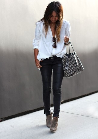 Как носить белую блузу на пуговицах с черными джинсами скинни в деловом стиле: Белая блуза на пуговицах и черные джинсы скинни — прекрасная идея для расслабленного, но модного ансамбля. Весьма выигрышно здесь будут смотреться серые замшевые ботильоны.
