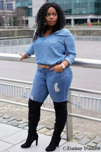 С чем носить часы в 20 лет женщине: Сочетание голубой джинсовой блузы на пуговицах и часов - очень практично, и поэтому чудесно подойдет для повседневой носки. Этот лук получает свежее прочтение в сочетании с черными замшевыми ботфортами.