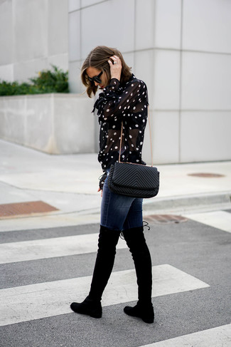 Какие блузы на пуговицах носить с темно-синими джинсами скинни в 20 лет: Современным модницам, которые любят быть в курсе последних тенденций, рекомендуем обратить внимание на это сочетание блузы на пуговицах и темно-синих джинсов скинни. В тандеме с этим луком наиболее выгодно смотрятся черные замшевые ботфорты.
