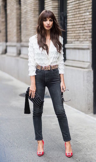 С чем носить блузку в 20 лет: Сочетание блузки и черных джинсов скинни позволит создать необычный образ в стиле casual. Очень органично здесь будут выглядеть красные сатиновые туфли с украшением.