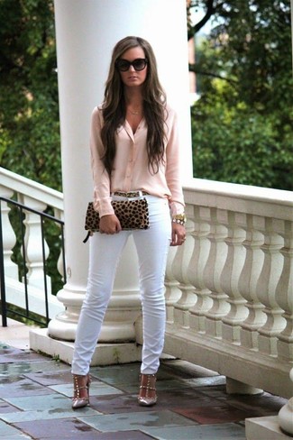 Как носить белые джинсы с бежевыми кожаными туфлями: Ансамбль из розовой блузы на пуговицах и белых джинсов позволит подчеркнуть твою естественную красоту. Очень кстати здесь будут смотреться бежевые кожаные туфли.