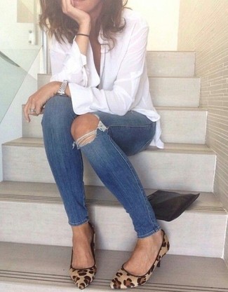 С чем носить белую блузку в стиле смарт-кэжуал: Сочетание белой блузки и синих рваных джинсов скинни позволит создать интересный образ в непринужденном стиле. Светло-коричневые замшевые туфли с леопардовым принтом станут отличным завершением твоего наряда.