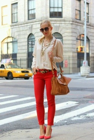С чем носить темно-красные джинсы в 30 лет женщине: Сочетание бежевой блузы на пуговицах и темно-красных джинсов позволит создать незаезженный лук в стиле casual. Такой образ легко адаптировать к повседневным нуждам, если надеть в паре с ним красные замшевые туфли на танкетке.