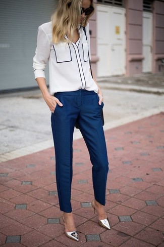 С чем носить темно-синие классические брюки женщине: Тандем белой блузы на пуговицах и темно-синих классических брюк позволит выглядеть аккуратно, а также подчеркнуть твой неповторимый личный стиль. В сочетании с этим ансамблем выигрышно выглядят серебряные кожаные туфли.