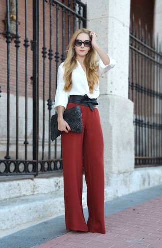 С чем носить красные широкие брюки в деловом стиле: Белая блуза на пуговицах и красные широкие брюки помогут создать интересный ансамбль для офиса.
