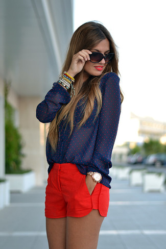 С чем носить темно-красные шорты женщине: Любительницам непринужденного стиля понравится тандем темно-синей блузы на пуговицах в горошек и темно-красных шорт.