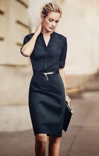 С чем носить черно-белую юбку-карандаш: Комбо из черной блузы на пуговицах и черно-белой юбки-карандаш может стать хорошим ансамблем для офиса.