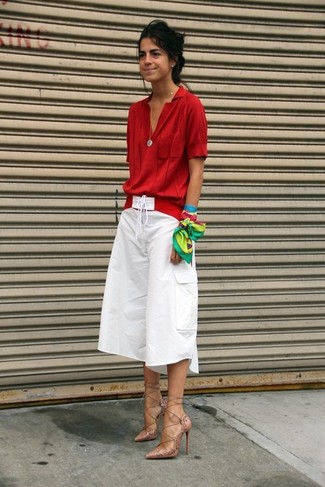 Как носить красную блузу с коротким рукавом с белыми брюками-кюлотами: Красная блуза с коротким рукавом и белые брюки-кюлоты великолепно впишутся в лук в повседневном стиле. Бежевые кожаные туфли станут замечательным дополнением к твоему луку.