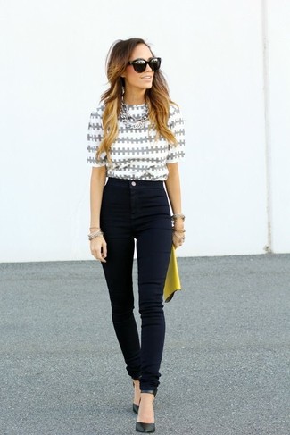 Модный лук: серая блуза с коротким рукавом с принтом, черные джинсы скинни, черные кожаные туфли, желтый кожаный клатч