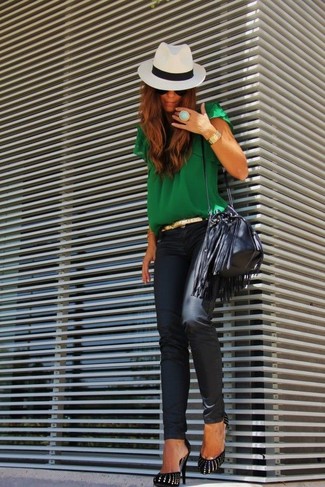С чем носить черные кожаные джинсы женщине в стиле смарт-кэжуал: Если ты считаешь себя одной из тех дам, которые каждый день стараются смотреться безукоризненно стильно, тебе подойдет лук из зеленой блузы с коротким рукавом и черных кожаных джинсов. Вкупе с этим нарядом великолепно смотрятся черно-золотые замшевые туфли.