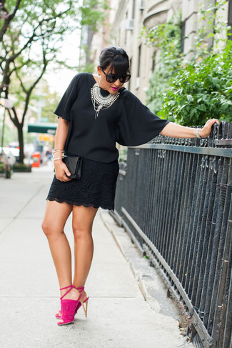 С чем носить черную блузку: Подруги однозначно оценят твое чувство стиля, если увидят тебя в черной блузке и черной кружевной мини-юбке. Ярко-розовые замшевые босоножки на каблуке становятся хорошим дополнением к твоему луку.