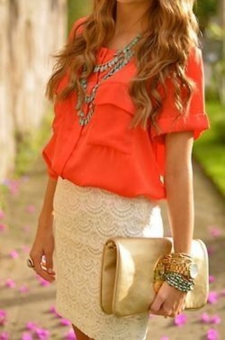 С чем носить светло-коричневую кружевную юбку-карандаш лето в деловом стиле: Красная блуза с коротким рукавом в сочетании со светло-коричневой кружевной юбкой-карандаш — хороший вариант для создания лука в стиле элегантной повседневности. Пережить невозможную летнюю жару будет определенно легче, если ты одета вот так.
