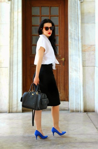 С чем носить черную юбку-карандаш в 30 лет: Сочетание белой блузы с коротким рукавом и черной юбки-карандаш позволит подчеркнуть твою индивидуальность. В сочетании с этим ансамблем наиболее уместно смотрятся синие замшевые туфли.