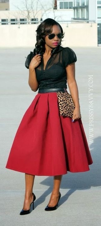 Модный лук: черная шифоновая блуза с коротким рукавом, красная юбка-миди со складками, черные кожаные туфли, светло-коричневый замшевый клатч с леопардовым принтом