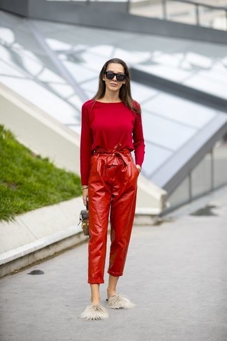 С чем носить красные кожаные брюки-галифе женщине: Красная блузка с длинным рукавом и красные кожаные брюки-галифе великолепно впишутся в любой лук — простой повседневный ансамбль или же изысканный вечерний. Бежевые меховые лоферы — великолепный выбор, чтобы дополнить образ.