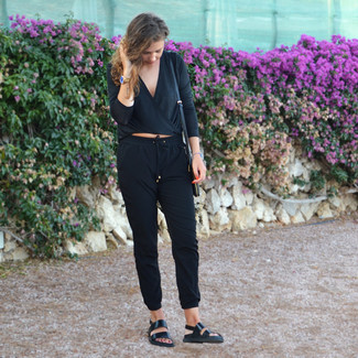 Модный лук: черная блузка с длинным рукавом, черные брюки-галифе, черные кожаные сандалии на плоской подошве, черная кожаная сумка через плечо
